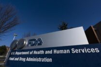 FDA aprobă medicamente după un număr mai mic de studii și oferă mai puține informații publicului